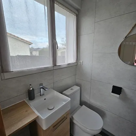 Independante, Privee Climatisee Avec Parking 3*